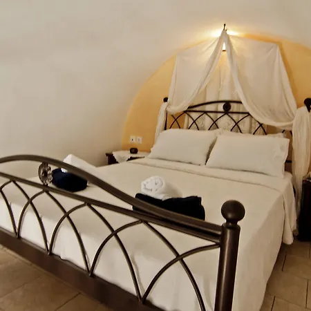 Golden East 3* Imerovigli (Santorini)